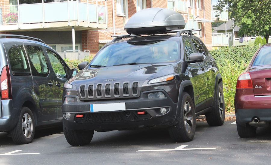 takboxen på denna jeep cherokee är aningen hög men har för övrigt en slimmad design varav både funktionalitet design och aerdynamik samspelar