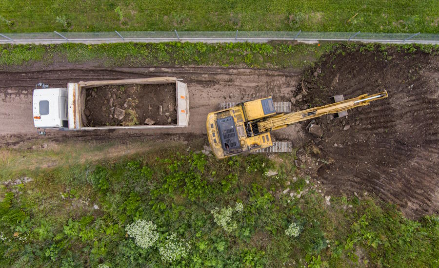 schaktat buskage matjord osv behöver allt som oftast transporteras bort vilket sedan ersätts med mer lämpat material som makadam grus och dylikt